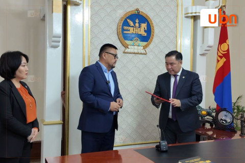 УИХ-ын дарга Д.Амарбаясгаланг огцруулах бичгийг УИХ-ын дэд дарга Б.Пүрэвдоржид албан ёсоор өргөн барилаа