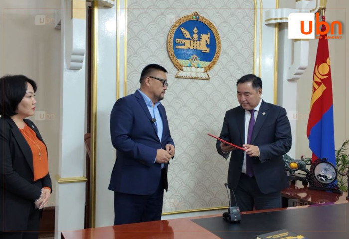 УИХ-ын дарга Д.Амарбаясгаланг огцруулах бичгийг УИХ-ын дэд дарга Б.Пүрэвдоржид албан ёсоор өргөн барилаа