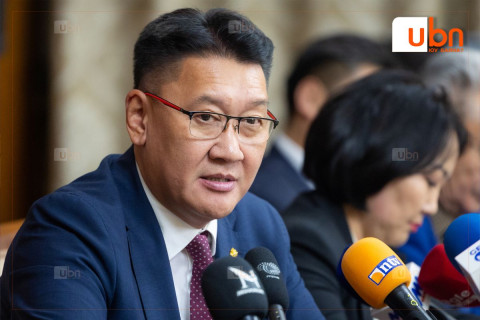 “Өдийд орж байгаа цас зудын дохио. Тэгэхээр төсвөө хэлэлцээд, ажилдаа ормоор байна“