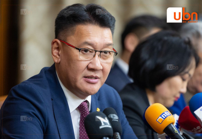 “Өдийд орж байгаа цас зудын дохио. Тэгэхээр төсвөө хэлэлцээд, ажилдаа ормоор байна“