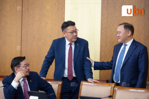 ШУУД: Ерөнхий сайдыг огцруулах эсэхийг хэлэлцэх ТББХ-ны хуралдаан үргэлжилж байна