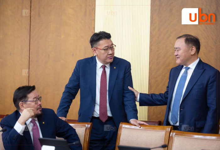 ШУУД: Ерөнхий сайдыг огцруулах эсэхийг хэлэлцэх ТББХ-ны хуралдаан үргэлжилж байна