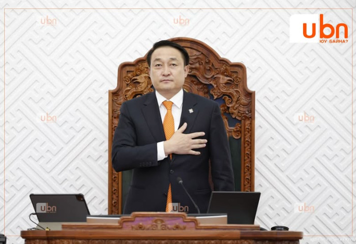 УИХ-ын дарга Д.Амарбаясгалан өөрийн хүсэлтээр УИХ-ын даргаас чөлөөлөгдөх хүсэлтээ өгчээ