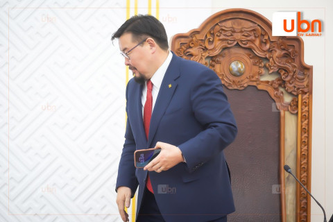 ТАНИЛЦ: Ерөнхий сайдыг огцруулахыг УИХ-ын 126 гишүүний 71 ДЭМЖИЖ, 40 нь ДЭМЖЭЭГҮЙ бол 15 гишүүн саналаа өгөөгүй буюу ЧУУЛГАНД ОРОЛЦООГҮЙ