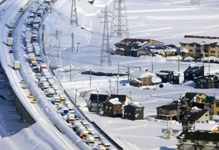 Японд зам түгжирч 1000 гаруй хүн машиндаа хоножээ