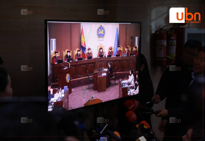 ФОТО: Ерөнхий сайдыг огцруулсан шийдвэр нь Үндсэн хууль зөрчсөн эсэхийг ҮХЦ-ийн Их суудлын хурлаар хэлэлцэж байна