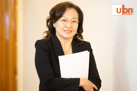 Д.Ганмаа: Эмч ажилтнуудын цалинг 10-15 хувиар нэмэхэд гар дээр 150-190 мянган төгрөг л нэмэгдэж ирнэ. Тиймээс ТЕЗ нарын зардлын 2 хувийг хасах замаар эмч нарын цалинг 3-3.5 саяд хүргэх нь зөв