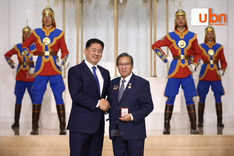 Бөөр, элэг шилжүүлэн суулгах аргыг нэвтрүүлж, нутагшуулсан Д.Нямсүрэн, О.Сэргэлэн нарт Ардын эмч цол хүртээлээ