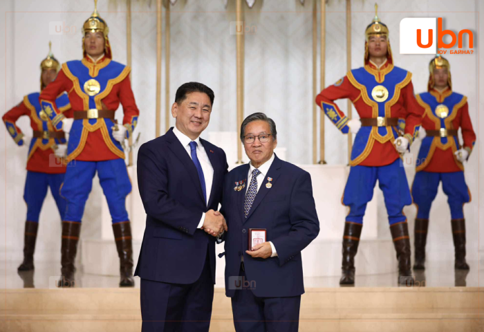 Бөөр, элэг шилжүүлэн суулгах аргыг нэвтрүүлж, нутагшуулсан Д.Нямсүрэн, О.Сэргэлэн нарт Ардын эмч цол хүртээлээ