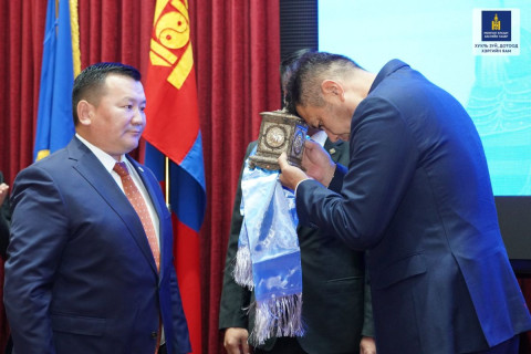 ХЗДХ-ийн сайд Б.Энхбаяр албан ёсоор ажлаа хүлээн авлаа