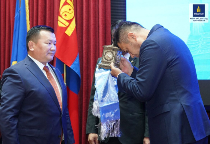 ХЗДХ-ийн сайд Б.Энхбаяр албан ёсоор ажлаа хүлээн авлаа