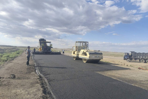 Гашуунсухайт авто зам: ПК127+200-аас ПК128+500 хүртэлх замын хэсэгт асфальтбетон нөхөөсний ажил хийгдэж байна
