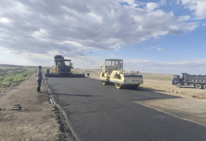 Гашуунсухайт авто зам: ПК127+200-аас ПК128+500 хүртэлх замын хэсэгт асфальтбетон нөхөөсний ажил хийгдэж байна