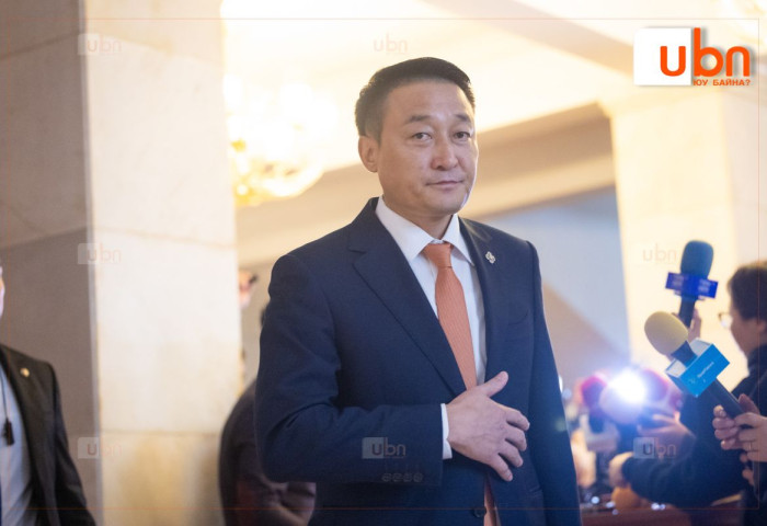 ПРОКУРОР: Д.Амарбаясгаланг эрх мэдэл, албан тушаалаа урвуулан ашиглах, их хэмжээний хахууль авах, үндэслэлгүйгээр хөрөнгөжих зүйл ангиар ЯЛЛАГДАГЧААР татсан