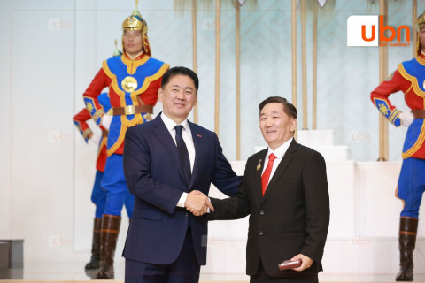 Дуу оруулагч, жүжигчин Ө.Наранбаатар МУГЖ цолоор энгэрээ мялаалаа