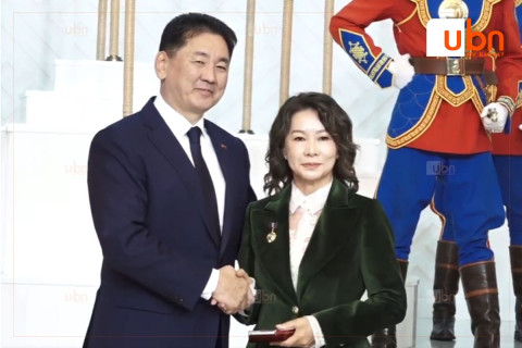 Дуу оруулагч, жүжигчин О.Оюун МУГЖ цолоор энгэрээ мялаалаа