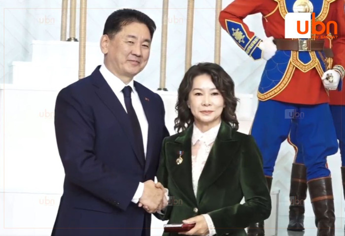 Дуу оруулагч, жүжигчин О.Оюун МУГЖ цолоор энгэрээ мялаалаа