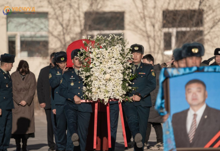 Увсын Засаг дарга асан С.Батжаргал агсныг сүүлчийн замд нь үдэж байгаатай холбогдуулан гашуудал зарлаж, 3 хоног Улаангом суманд архи худалдаалахыг хориглолоо