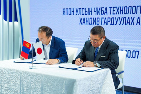 Япон Улсын Чиба Технологийн Их Сургууль  28 сургуульд 800 ширхэг iPad хандивлалаа