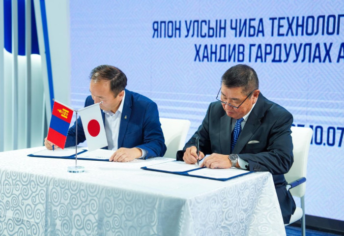 Япон Улсын Чиба Технологийн Их Сургууль  28 сургуульд 800 ширхэг iPad хандивлалаа