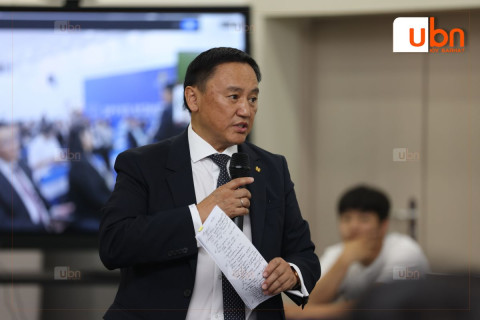 Ж.Чинбүрэн: Мөнгөгүй байгаа нөхцөлд хоосон халаасны хаанаас нь мөнгө гаргаж, цалин нэмэх вэ дээ