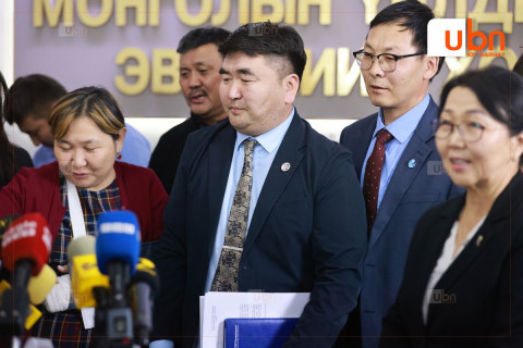 Багш нарын ажил хаялт албан ёсоор зогссон тул 24 цагийн дараа буюу лхагва гарагаас хичээл орно