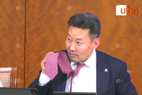 Х.Ганхуяг: Битгий хачин хачин зохиол яриад бай, миний дүү. Би өнөөдөр албаар улаан зангиатай ирсэн