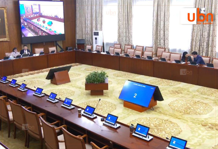 Төсвийн гурав дахь хэлэлцүүлгийн санал хураалт үргэлжилж буй ТБХ-ны хуралд гурван гишүүн оролцож байна