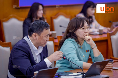 Ж.Чинбүрэн: “Хохь чинь шүү, аятайхан байгаарай” гэдгийг Д.Ганмаад бус Г.Лувсанжамц гишүүнд хэлсэн