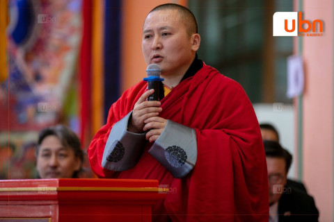 ШУУД: Хамба лам Д.Жавзандорж “Эцэг эхийн ачийг хариулахуй“ номын айлдвар айлдаж байна