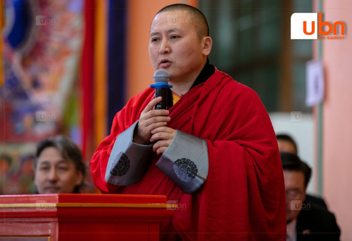 ШУУД: Хамба лам Д.Жавзандорж “Эцэг эхийн ачийг хариулахуй“ номын айлдвар айлдаж байна