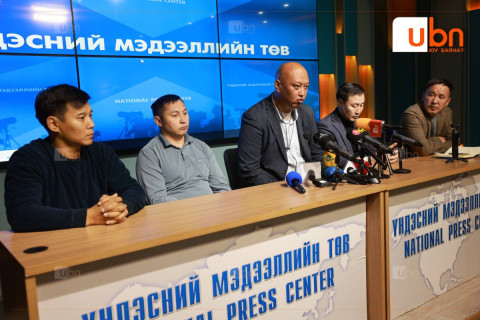 ШУУД: Нүүрс гаргадаг Монгол Улсын хилийн боомт хэсэг бүлэг хүнд зарагдаж, давуу эрх бий болсон талаар нүүрс тээвэрчид мэдээлэл хийж байна