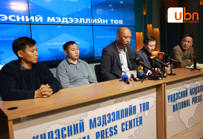 ШУУД: Нүүрс гаргадаг Монгол Улсын хилийн боомт хэсэг бүлэг хүнд зарагдаж, давуу эрх бий болсон талаар нүүрс тээвэрчид мэдээлэл хийж байна