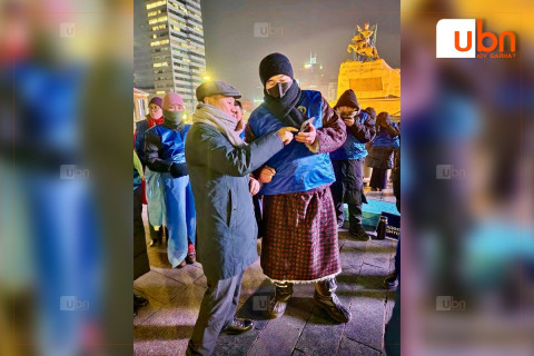 ЭМ-ийн сайд Ж.Чинбүрэн суултад оролцож буй эмч нартай уулзаж, хэлэлцээрийн ширээний ард суух тохироо хийжээ