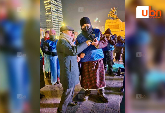 ЭМ-ийн сайд Ж.Чинбүрэн суултад оролцож буй эмч нартай уулзаж, хэлэлцээрийн ширээний ард суух тохироо хийжээ