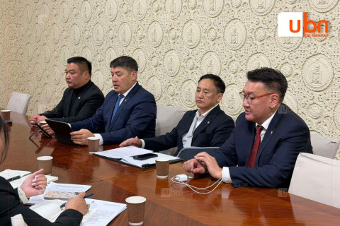 Эрүүл мэндийн болон ГБХНХ, Сангийн сайд нар Монголын эрүүл мэндийн ажилтны үйлдвэрчний эвлэлийнхэнтэй уулзаж байна