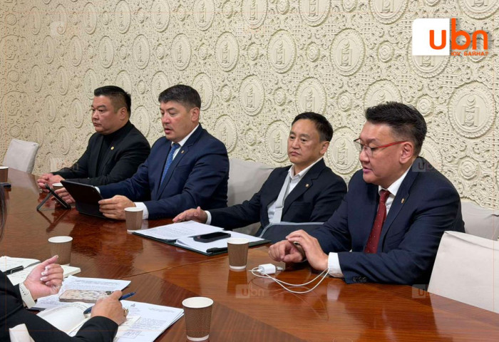 Эрүүл мэндийн болон ГБХНХ, Сангийн сайд нар Монголын эрүүл мэндийн ажилтны үйлдвэрчний эвлэлийнхэнтэй уулзаж байна