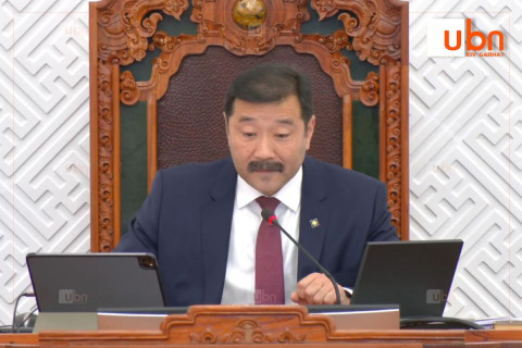 УИХ-ын дэд дарга Ж.Бат-Эрдэнэ УИХ-ын чуулганы анхны хуралдаанаа даргалж байна