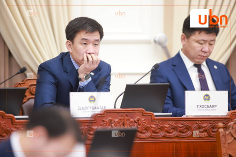 Д.Цогтбаатар: Ж.Бат-Эрдэнэ дарга аа, та худлаа ярьж болохгүй. Ажлын хэсгийн 78 хүнийг дуудсанаас энд 20 гаруйхан хүн нь л сууж байна