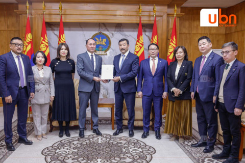 М.Бадамсүрэн нарын 33 гишүүн УИХ-ын чуулганы Дэгийн тухай хуульд нэмэлт, өөрчлөлт оруулах тухай хуулийн төслийг өргөн барилаа