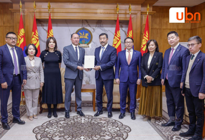 М.Бадамсүрэн нарын 33 гишүүн УИХ-ын чуулганы Дэгийн тухай хуульд нэмэлт, өөрчлөлт оруулах тухай хуулийн төслийг өргөн барилаа