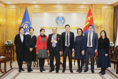 Хүндэтгэл үзүүлэв