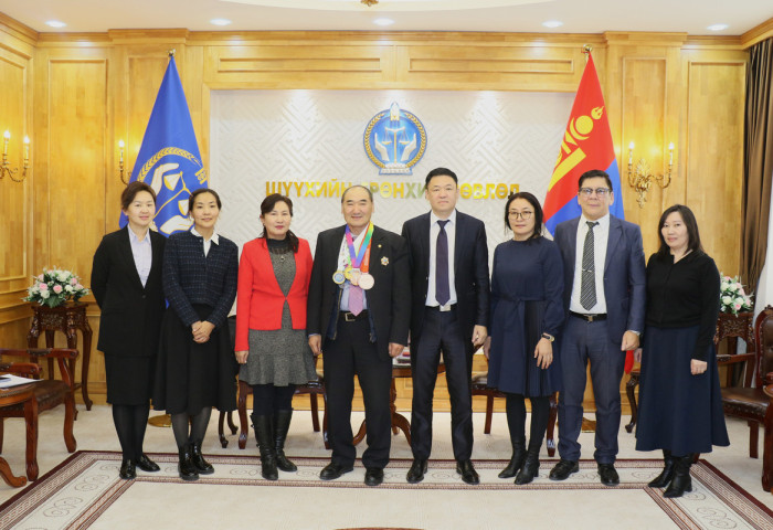 Хүндэтгэл үзүүлэв