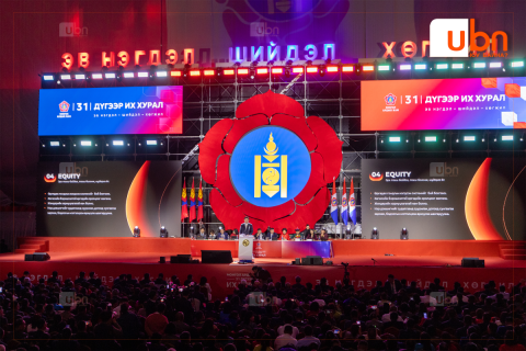 МАН-ын даргад нэр дэвшигч Н.Учрал, Б.Лхагважав нар гишүүдийн асуултад хариулж байна