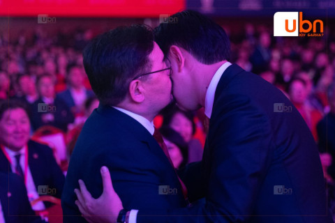 ФОТО: МАН-ын шинэ дарга Н.Учралд баяр хүргэж буй мөч