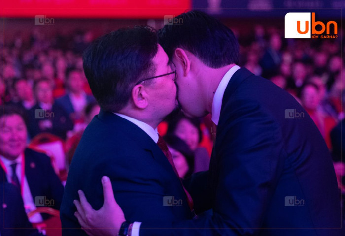 ФОТО: МАН-ын шинэ дарга Н.Учралд баяр хүргэж буй мөч