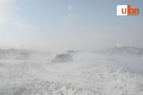 Цасанд суусан 4 зорчигчтой автомашиныг татан гаргажээ