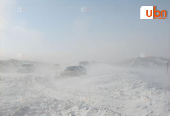 Цасанд суусан 4 зорчигчтой автомашиныг татан гаргажээ