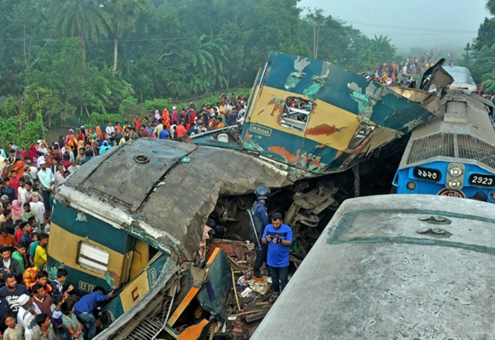 Галт тэрэг автобустай мөргөлдөж зорчигчид нас баржээ