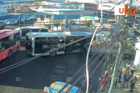 Автобус болон дөрвөн автомашин мөргөлдсөний улмаас зорчигчид гэмтжээ